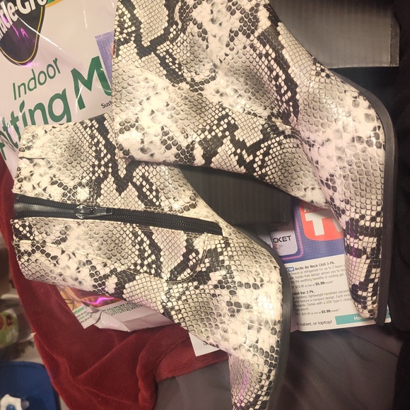 Woman's Shoes Size 8 - Picture 1 of 3